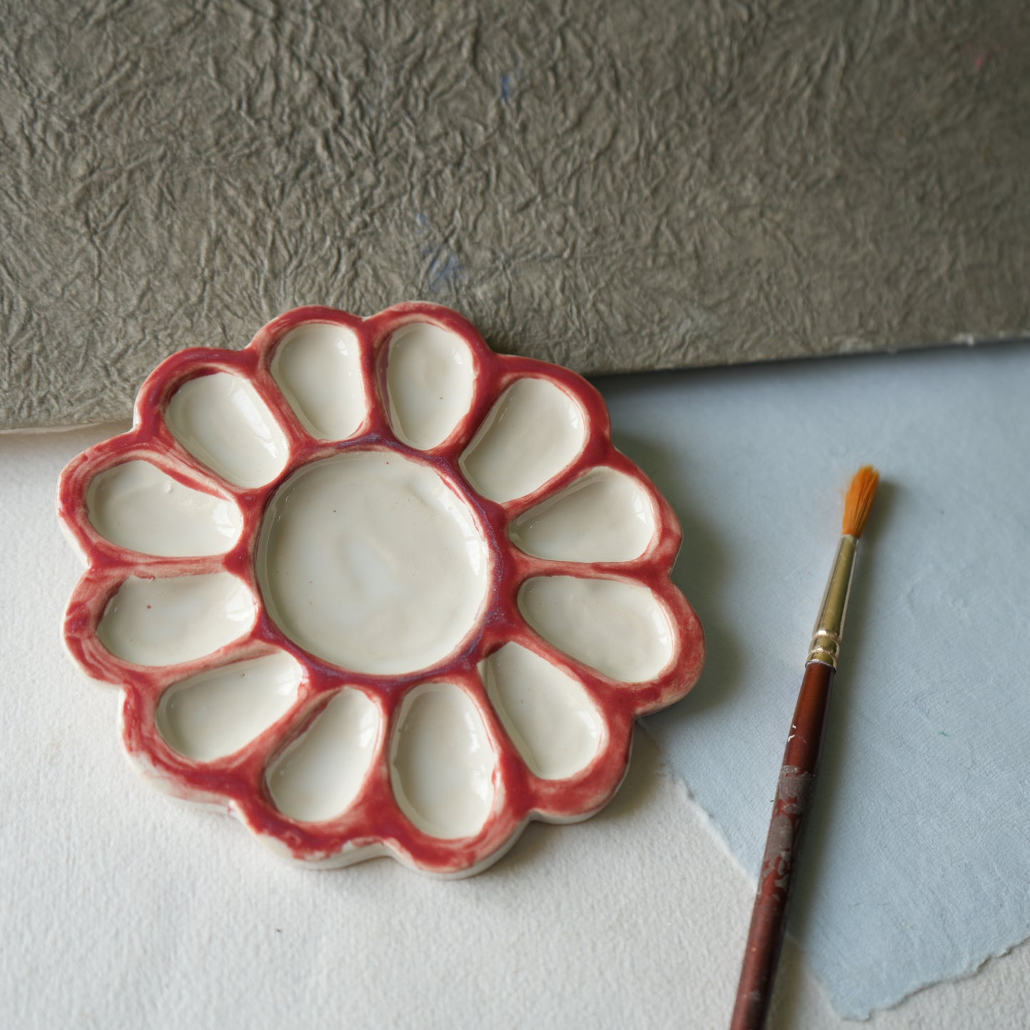 Daisy flower large ceramic palette - Pink walls