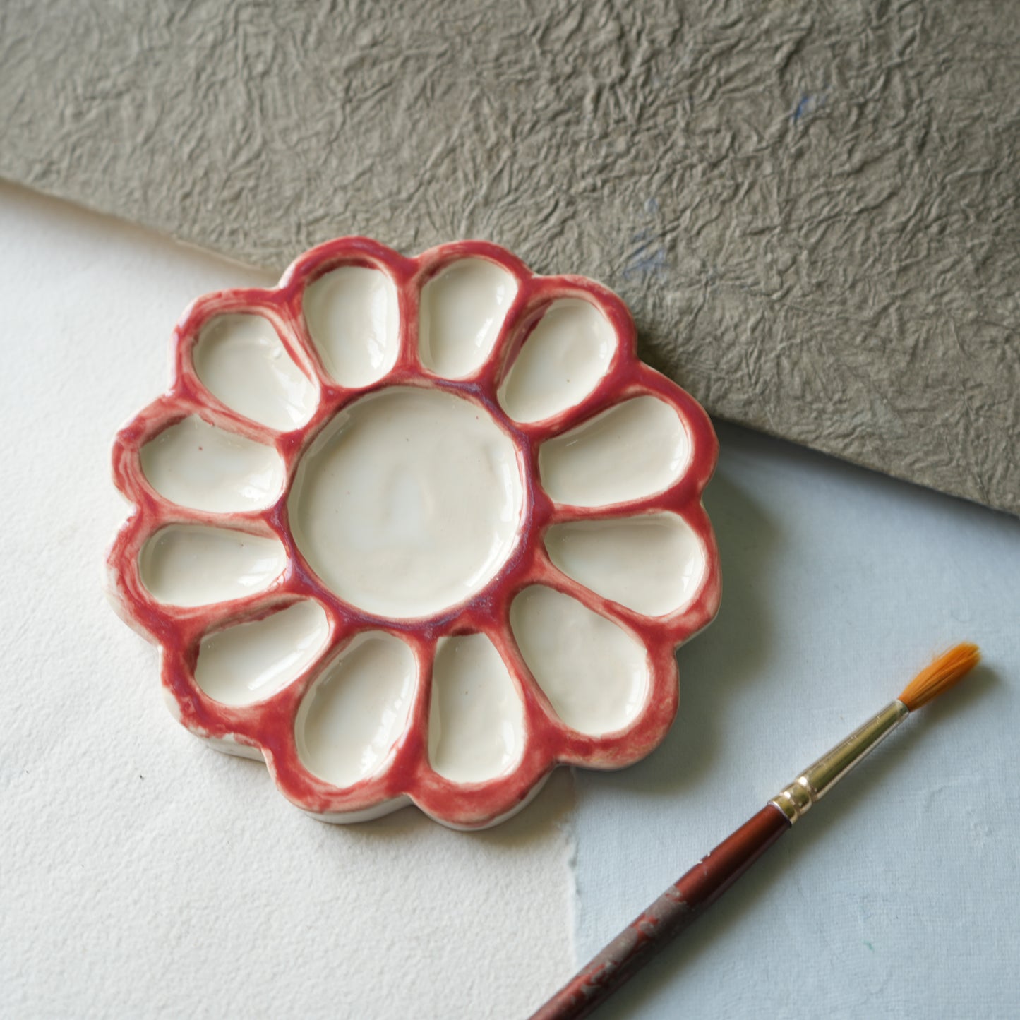 Daisy flower large ceramic palette - Pink walls