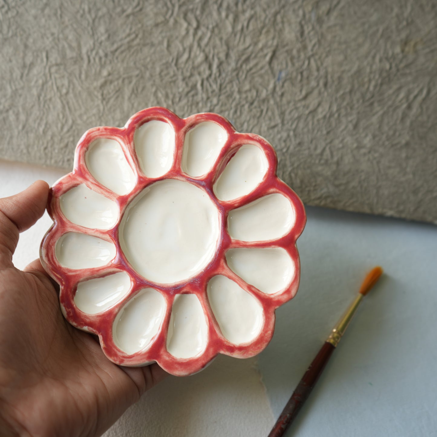 Daisy flower large ceramic palette - Pink walls