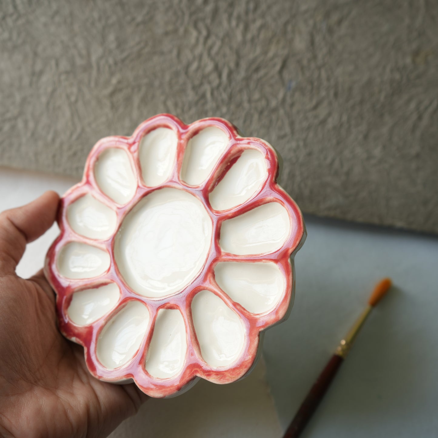 Daisy flower large ceramic palette - Pink walls