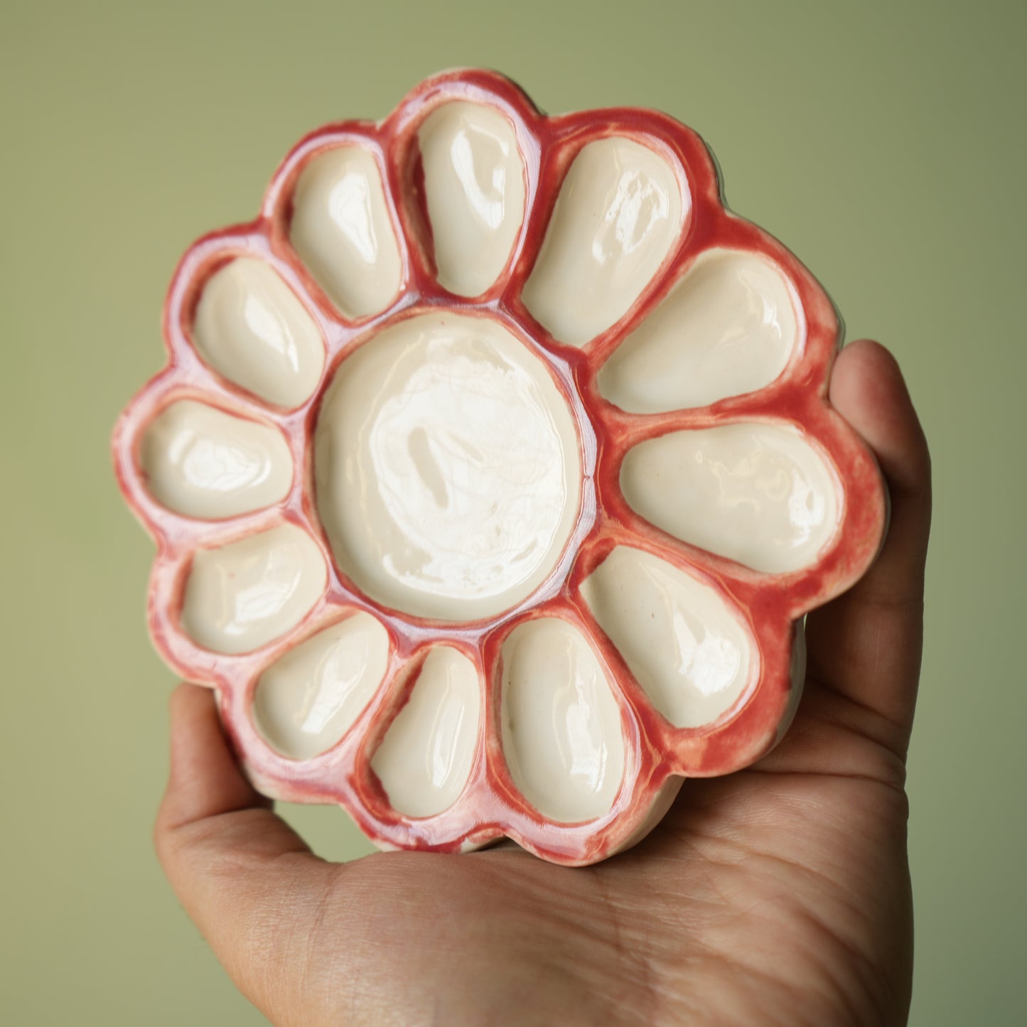 Daisy flower large ceramic palette - Pink walls