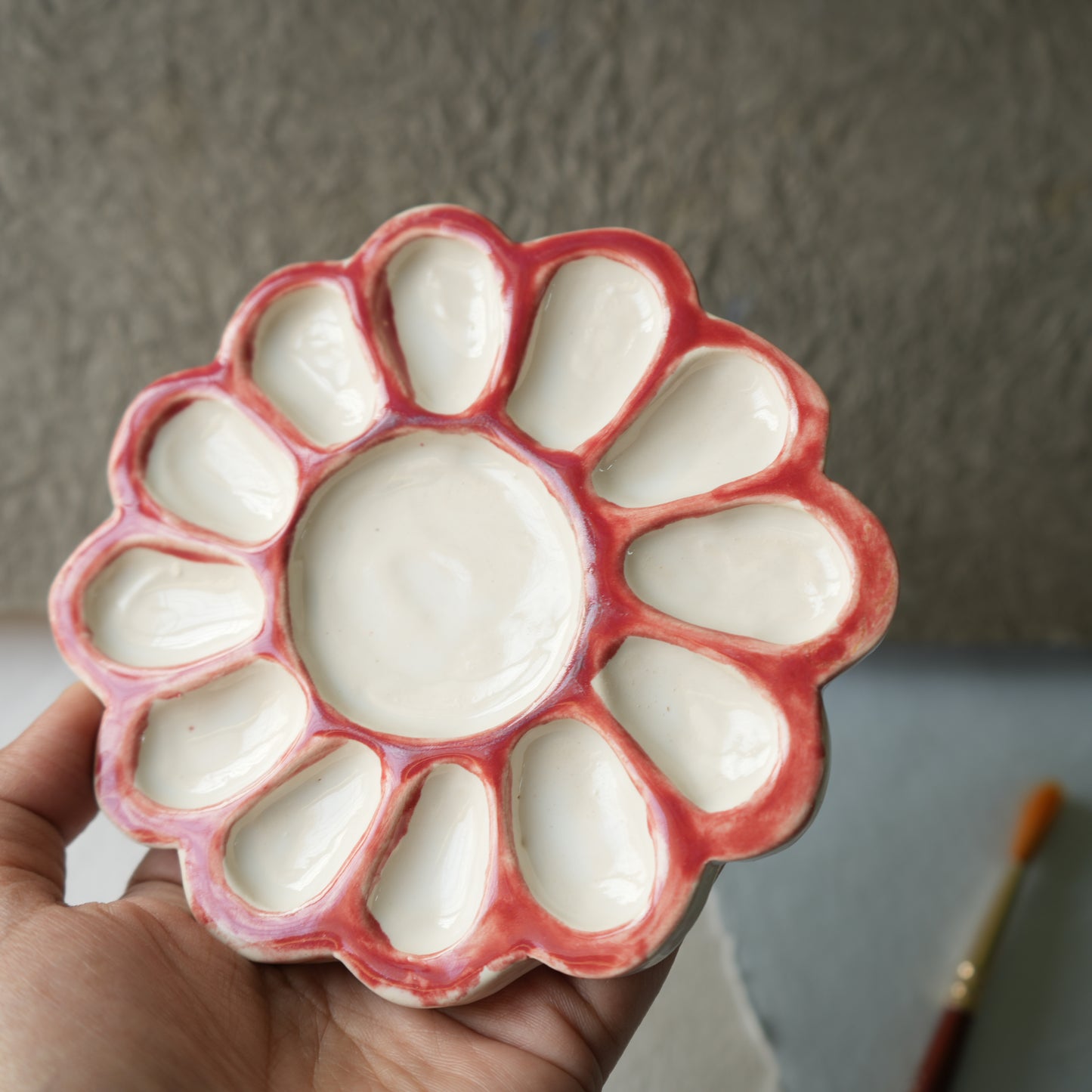Daisy flower large ceramic palette - Pink walls