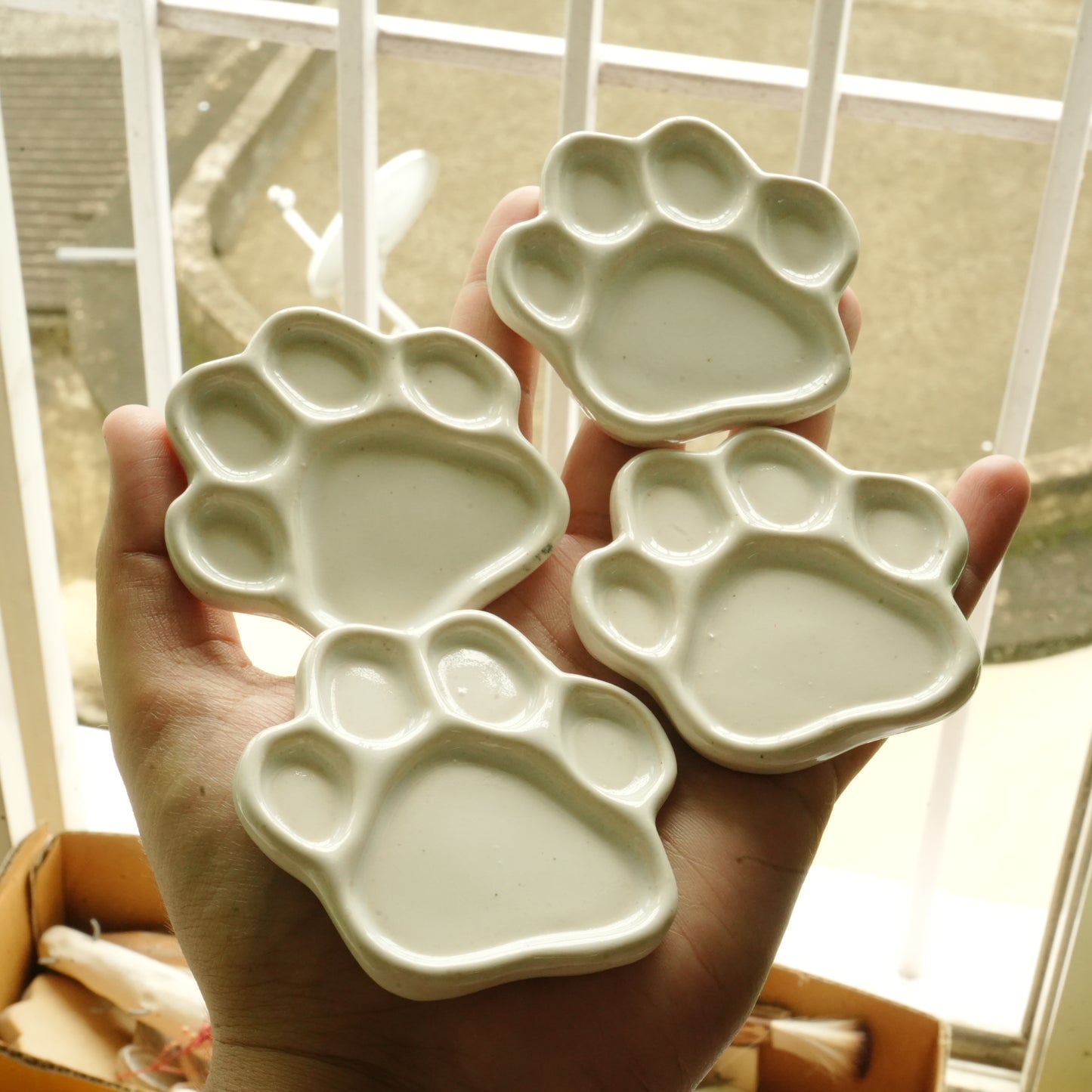 Tiny Paw Ceramic Palette -7 cm White glossy finish, Artist gifts, Made in India
